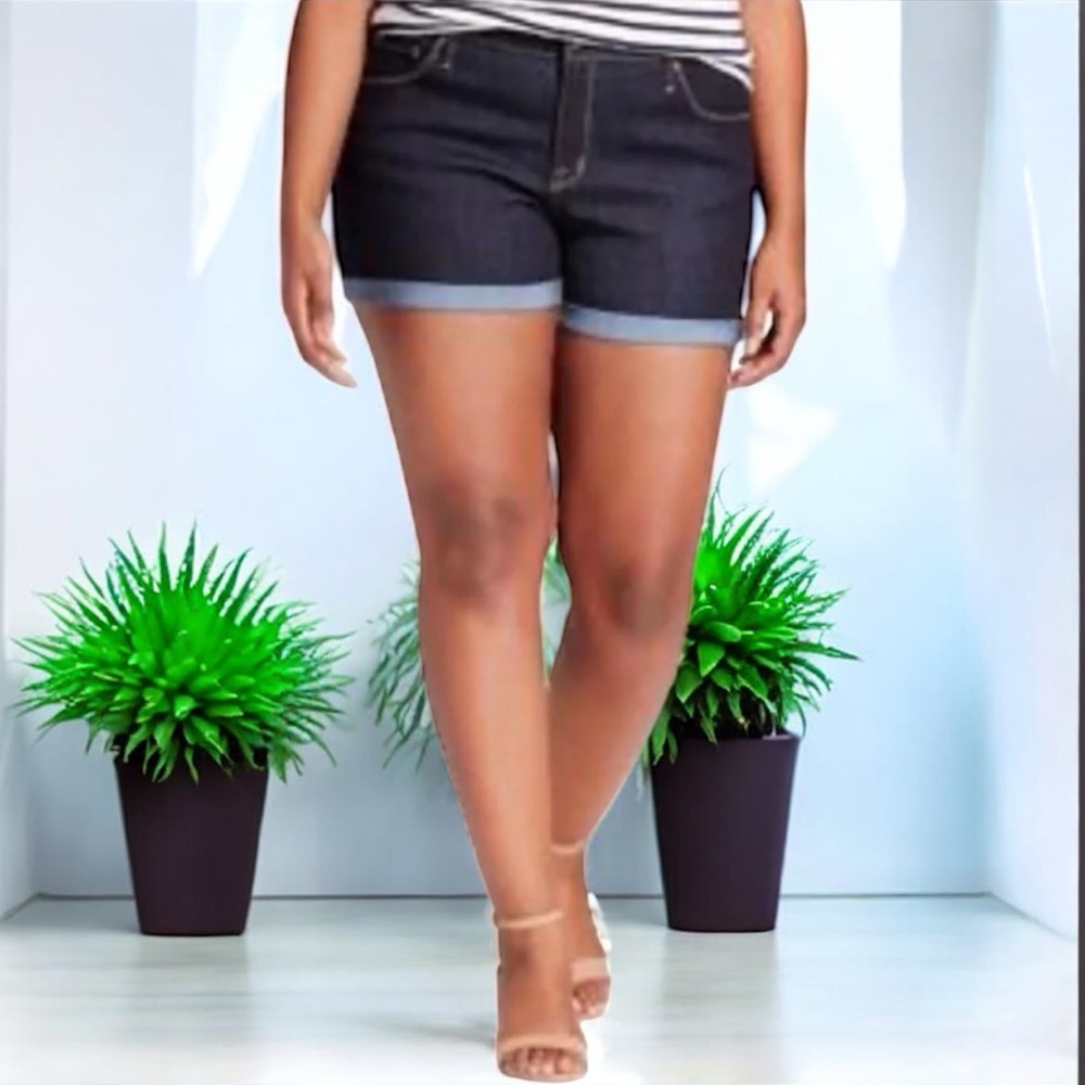 Ava & Viv 26W Dark Wash Stretch Denim Shorts Cuffed Mid Rise Plus Size